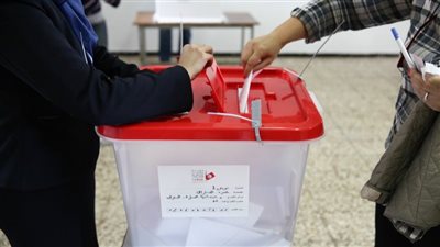 الناخبون التونسيون يتوجهون اليوم إلى صناديق الاقتراع للإدلاء بأصواتهم  في الانتخابات التشريعية