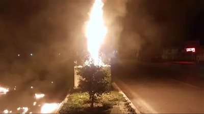 إيران.. متظاهرون يحرقون تمثال قاسم سليماني في محافظة فارس (فيديو)