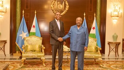 وزير الدفاع الصومالي يلتقي نظيرَه الجيبوتي