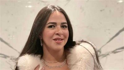  الفنانة إيمي سمير غانم تنشر صورة لوالدتها دلال عبدالعزيز بصحبة حفيدتها كايلا من كواليس مسلسل الكبير أوي (صور)