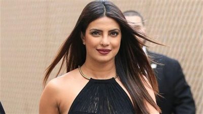 النجمة الهندية بريانكا شوبرا تثير الجدل عبر 