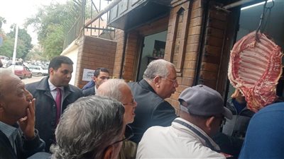 وزير الزراعة يتفقد المنافذ التابعة للوزارة ويوجه بالالتزام بالأسعار المخفضة المعلنة للمواطنين 