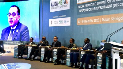 رئيس الوزراء يشارك في المائدة المستديرة بـ 