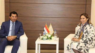 وزيرة الثقافة تلتقي وزير الشباب والرياضة وتُشيد بدور المتطوعين في تنظيم معرض الكتاب