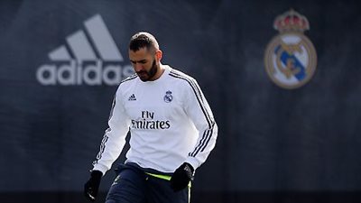 مفاجأة مدوية.. صحيفة إسبانية تكشف موقف الجهاز الطبي لفريق ريال مدريد حول مشاركة كريم بنزيما أمام الأهلي