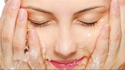 طريقة تنظيف البشرة الدهنية في المنزل.. لا تتنازلي عن جلسة البخار 