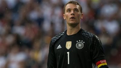 مانويل نوير في مرمى الانتقادات من قبل زملائه اللاعبين السابقين ومسؤولي نادي بايرن ميونخ.. ما القصة؟