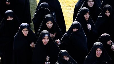وسط التظاهر ضد السياسات القمعية.. السلطات الإيرانية تواصل انتهاكاتها ضد النساء بسبب الحجاب