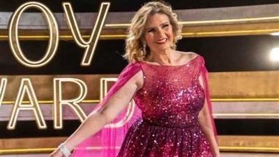 مرتدية فستان باللون الوردي.. يسرا توثق احتفالية الأفضل joy awards التي أقيمت بالسعودية (فيديو)