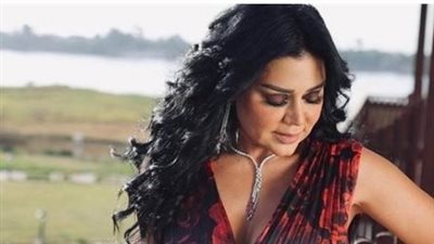  بفستان صيفي مشجر باللون الأحمر والأسود.. رانيا يوسف تشعل مواقع التواصل بصور جديدة 