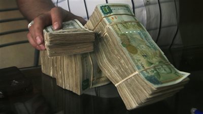 وسط الأزمة الاقتصادية الخانقة.. كيف أثر سعر الدولار وانهيار العملة المحلية على العقارات في سوريا؟ 