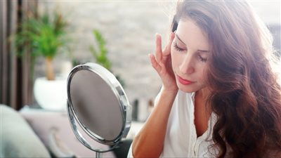 طريقة تنظيف البشرة من الدهون.. معلومات تجميلية تهمك