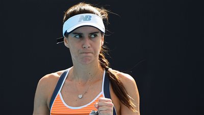 شاهد بالفيديو.. لاعبة تنس تطالب الحكم بمعاقبة مدربها لأنه «كثير الكلام»