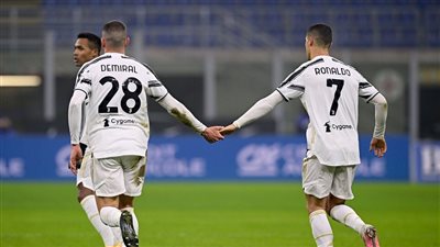 التركي ديميرال يعرض قميص رونالدو للبيع من أجل ضحايا الزلزال