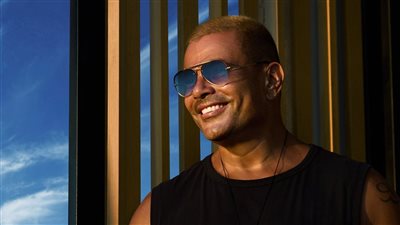  اللقطة التي أصبحت حديث السوشيال ميديا لعمرو دياب (صور)