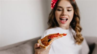 في اليوم العالمي للبيتزا.. كيف تعدين بيتزا إيطالية بمقادير اقتصادية؟