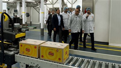 رئيس مجلس الوزراء يتفقَّد خط إنتاج جديد لشركة 