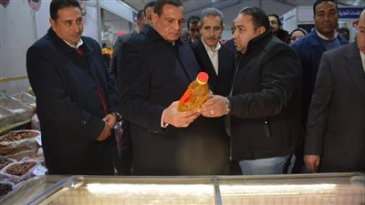 وزير التنمية المحلية يختتم زيارته للغربية بتفقد معرض 