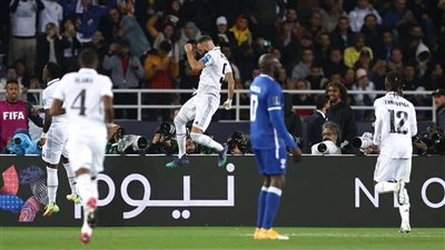 شاهد.. ممر شرفي من ريال مدريد للاعبي الهلال قبل الصعود للمنصة