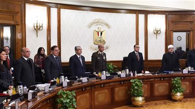 مجلس الوزراء يقف دقيقة حداد على روح رئيس الوزراء السابق شريف إسماعيل