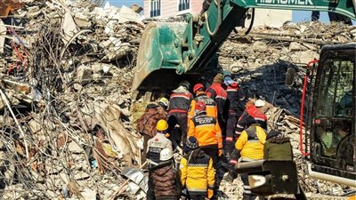 كيف نجحت فرق الإنقاذ بتركيا في انتشال رضيع عمره 7 أشهر من تحت الأنقاض؟ (تفاصيل مثير)