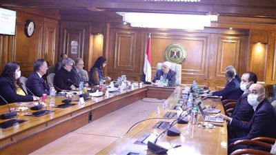 وزير التعليم العالي يتفق على توسيع المنح الدراسية المُقدمة للباحثين المصريين مع 