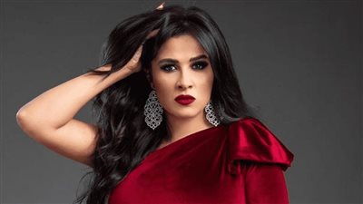 مستخدمة فلتر مكبر للشفاه.. ياسمين عبد العزيز تثير الجدل على محركات البحث بفيديو جديد