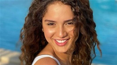 برسالة مؤثرة.. الفنانة المصرية الشابة رنا رئيس تشارك متابعيها بصور لها أثناء تأديتها مناسك العمرة