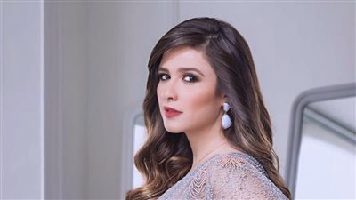 ياسمين عبدالعزيز تفاجئ متابعيها على مواقع التواصل بإطلالة غريبة (فيديو)