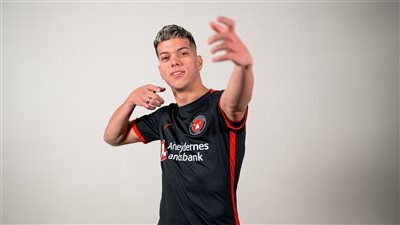 للمرة الأولى.. إمام عاشور يظهر بقميص ميتلاند الدنماركي ويُجري حوارًا صحفيًا (صور)