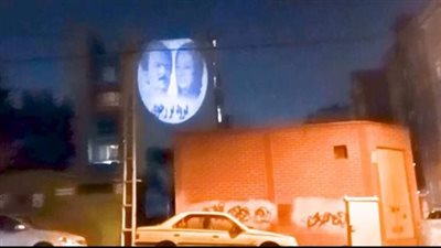 عرض صورة ضوئية لقيادة المقاومة الإيرانية وشعار التحية لرجوي في منطقة طهران بارس