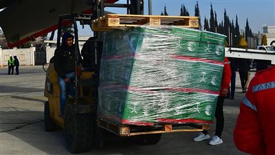 وصول الطائرة الإغاثية التاسعة لمطار حلب ضمن الدعم السعودي لضحايا زلزال سوريا وتركيا