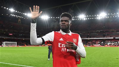 أرسنال يتلقى ضربة قوية قبل مواجهة مانشستر سيتي.. إصابة توماس بارتي