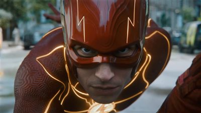  أول تريلر يكشف كواليس مثيرة حول فيلم الأبطال الخارقين The Flash خلال مباراة Super Bowl (فيديو)
