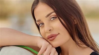 الفنانة اللبنانية دومينيك حوراني على طريقة ياسمين عز: 