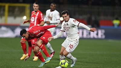 ميلان يقتنص فوزًا صعبًا من مونزا في الدوري الإيطالي