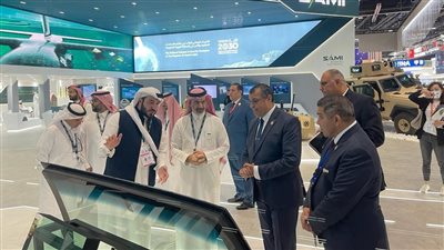 وزير الدولة للإنتاج الحربي يتفقد الجناحين الإماراتي والسعودي بمعرض الدفاع 