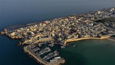 القصة الكاملة حول انحسار مياه البحر على شاطئ عكا.. وما قاله الخبراء حول فكرة تسونامي وتأثيرات زلزال تركيا؟