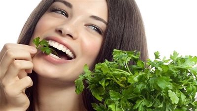 خطوات للتخلص من رائحة الفم الكريهة للأبد.. توصيات جميعة طب الأسنان الأمريكية